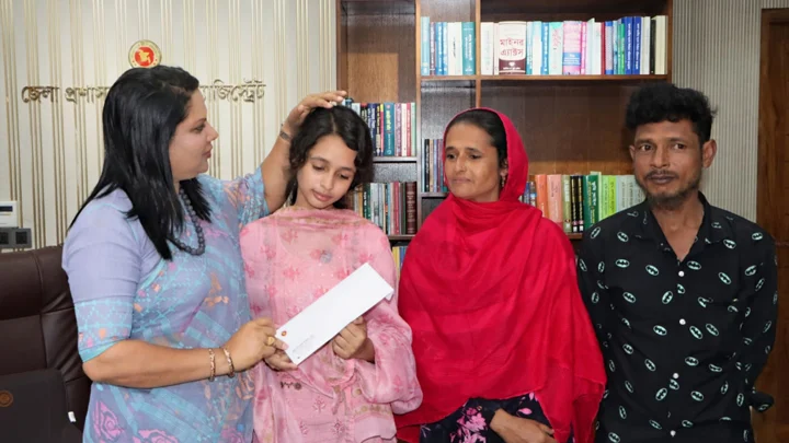 খুপরি ঘরে বেড়ে ওঠা উম্মে সালমার স্বপ্নপূরণে পাশে দাঁড়ালেন ডিসি ফরিদা
