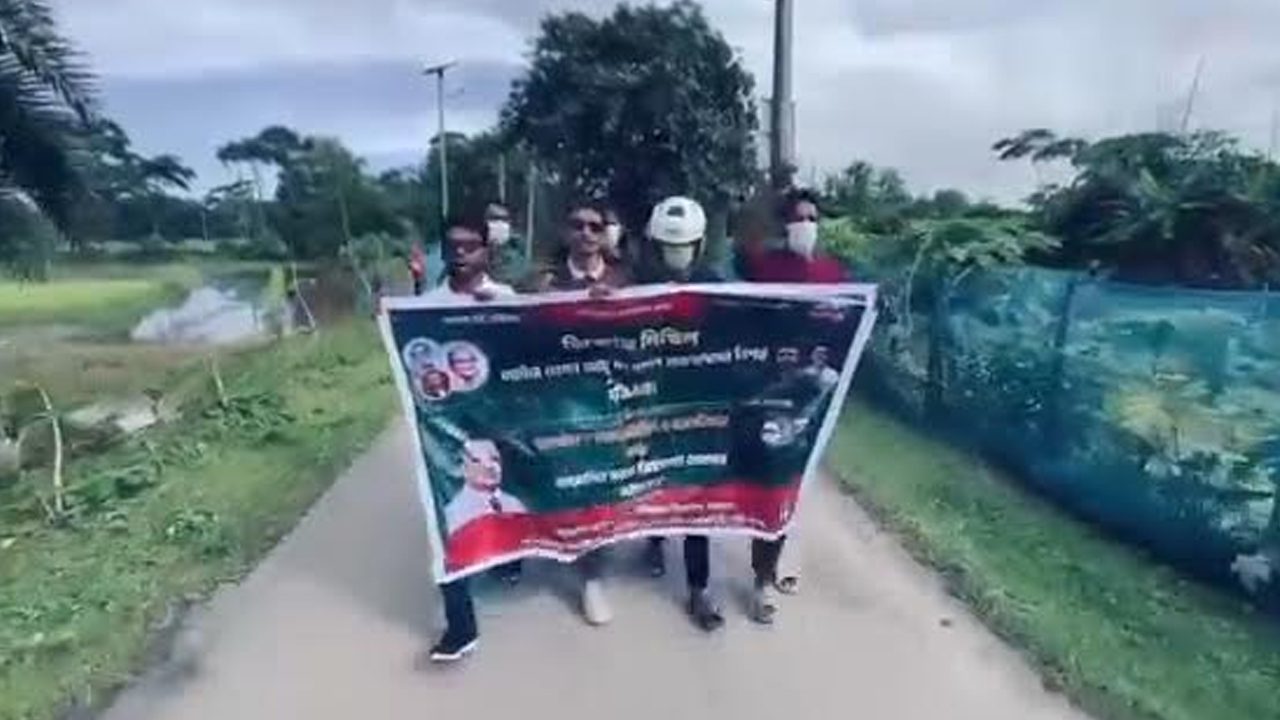 হেলমেট-মাস্ক পরে নিষিদ্ধ ছাত্রলীগের ঝটিকা মিছিল