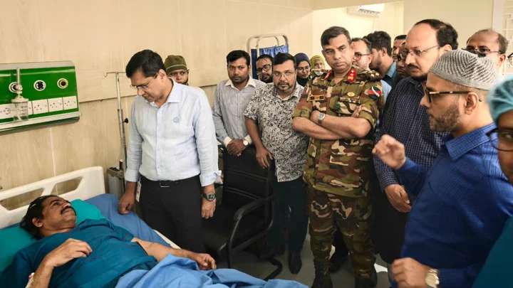 গুরুতর আহত অধ্যাপক ডা. আসাদুর রহমানকে দেখতে ঢাকা মেডিকেলে ডা. বিটু