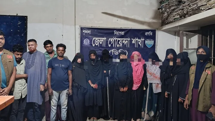 নোয়াখালীতে আবাসিক হোটেলে ডিবির অভিযান, গ্রেপ্তার ১২