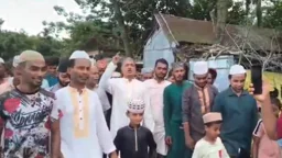জুমার নামাজ শেষে মুসল্লিদের নিয়ে ওসির মাদকবিরোধী স্লোগান