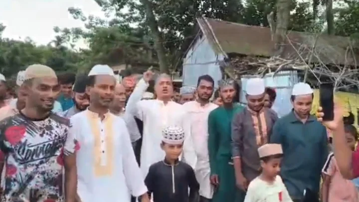 জুমার নামাজ শেষে মুসল্লিদের নিয়ে ওসির মাদকবিরোধী স্লোগান
