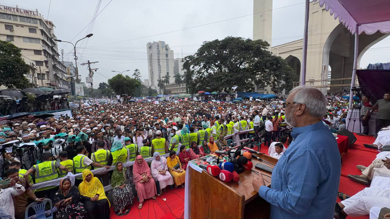 চলছে ১১ দলীয় ঐক্যের সমাবেশ, বৃষ্টিকে উপেক্ষা করে যোগ দিচ্ছেন নেতাকর্মীরা