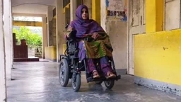 হুইলচেয়ারে বসেই শিক্ষার আলো ছড়াচ্ছেন আকলিমা