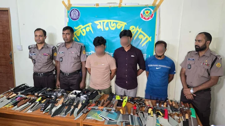 বায়তুল মোকাররম এলাকায় অভিযানে ৪৬৪ ধারালো অস্ত্র উদ্ধার, গ্রেপ্তার ৩