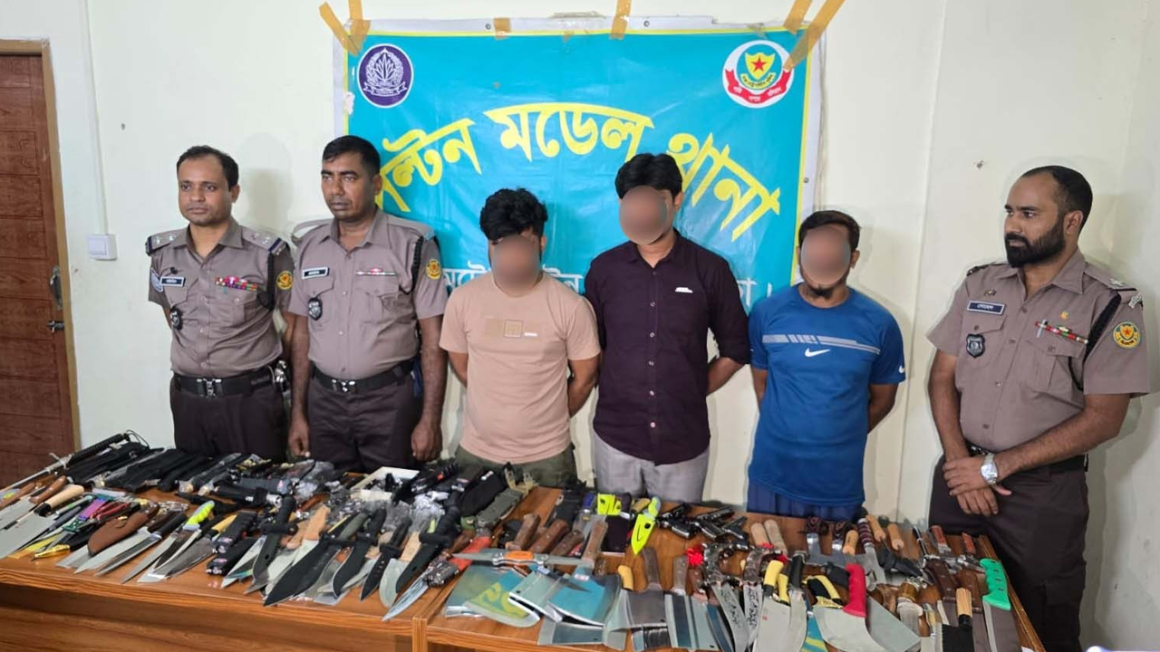 বায়তুল মোকাররম এলাকায় অভিযানে ৪৬৪ ধারালো অস্ত্র উদ্ধার, গ্রেপ্তার ৩