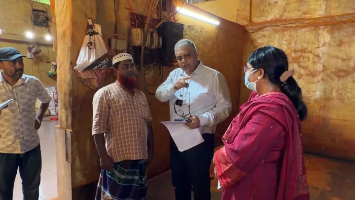 ভেজাল মরিচের গুঁড়া তৈরির সময় অভিযান, জরিমানা