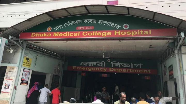 ঢাকায় বাসের ধাক্কায় আহত কর্মজীবী নারীর ঢামেকে মৃত্যু