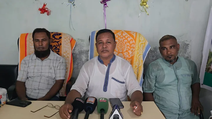 রূপগঞ্জে কৃষক দলের খসড়া কমিটির প্রতিবাদে জেলা কৃষক দলের সংবাদ সম্মেলন