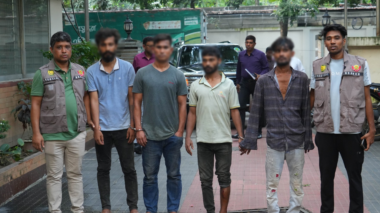 হাতিরঝিলে ডাকাতির প্রস্তুতি, অস্ত্র-ককটেলসহ গ্রেপ্তার ৪