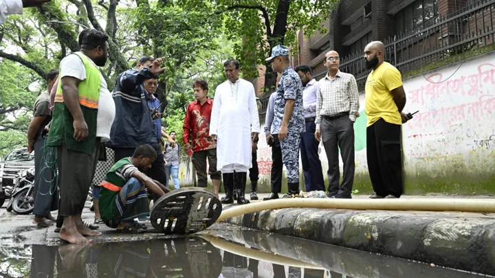 বৃষ্টিতে জলাবদ্ধতা: দ্রুত পানি নিষ্কাশন ও ফুটপাত সচলের নির্দেশ ডিএসসিসি প্রশাসকের