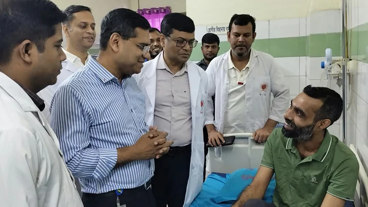 খান সাইফুলকে দেখতে নিউরোসায়েন্স হাসপাতালে প্রধানমন্ত্রীর ব্যক্তিগত চিকিৎসক ডা. বিটু