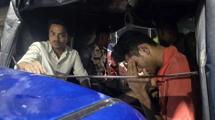 খাবার বিতরণের সময় ঢাবি এলাকা থেকে ছাত্রলীগের দুই কর্মী আটক