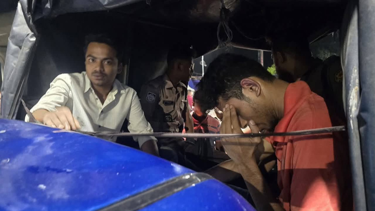 খাবার বিতরণের সময় ঢাবি এলাকা থেকে ছাত্রলীগের দুই কর্মী আটক