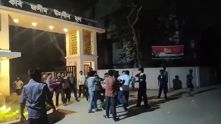 ঢাবির জসীমউদ্দীন হলে ছাত্রদলের দুপক্ষের হাতাহাতি, নেতাকে মারধর