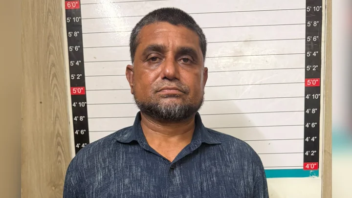 উত্তরায় বিএনপি নেতাকর্মীদের হাতে নরসিংদীর আ.লীগের কাউন্সিলর আটক