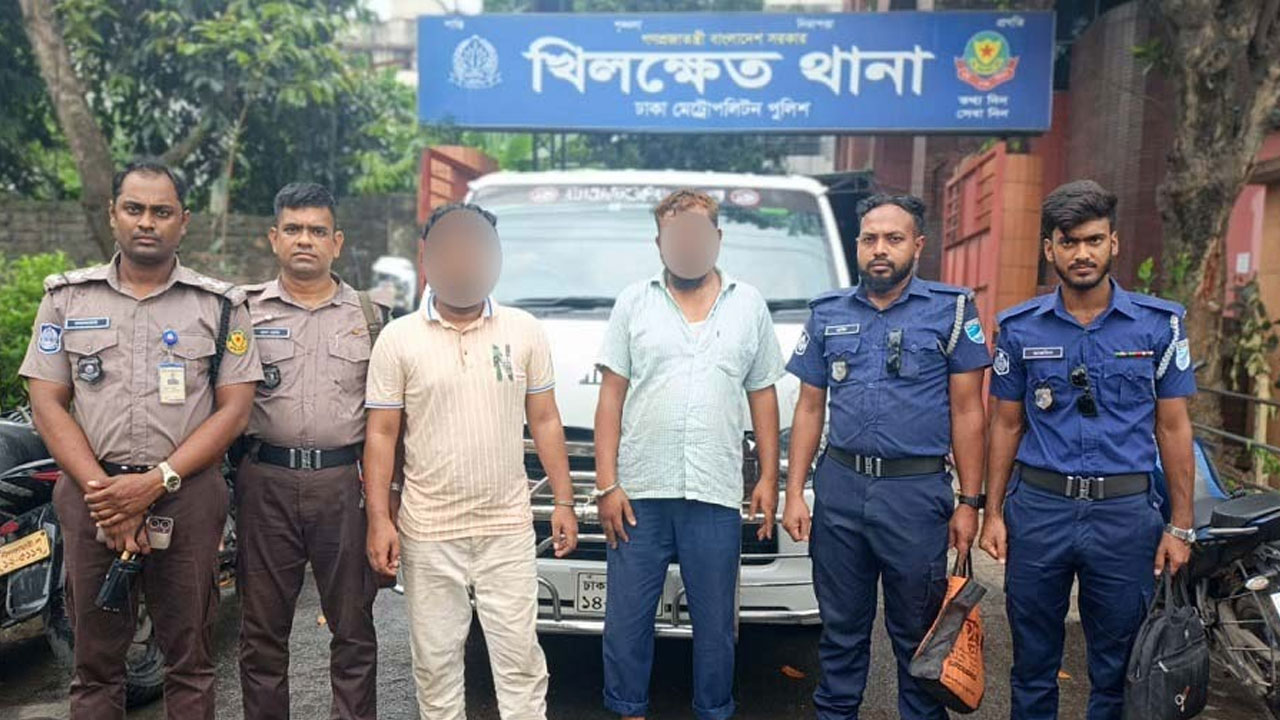 ৩০০ ফিটে হায়েস গাড়িসহ ডাকাত দলের দুই সদস্য গ্রেপ্তার