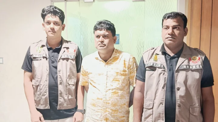 কুমিল্লা দক্ষিণ জেলা স্বেচ্ছাসেবক লীগ সভাপতি ঢাকায় গ্রেপ্তার