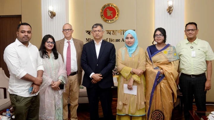 স্বরাষ্ট্রমন্ত্রীর সঙ্গে আইআরআই প্রতিনিধিদলের বৈঠক