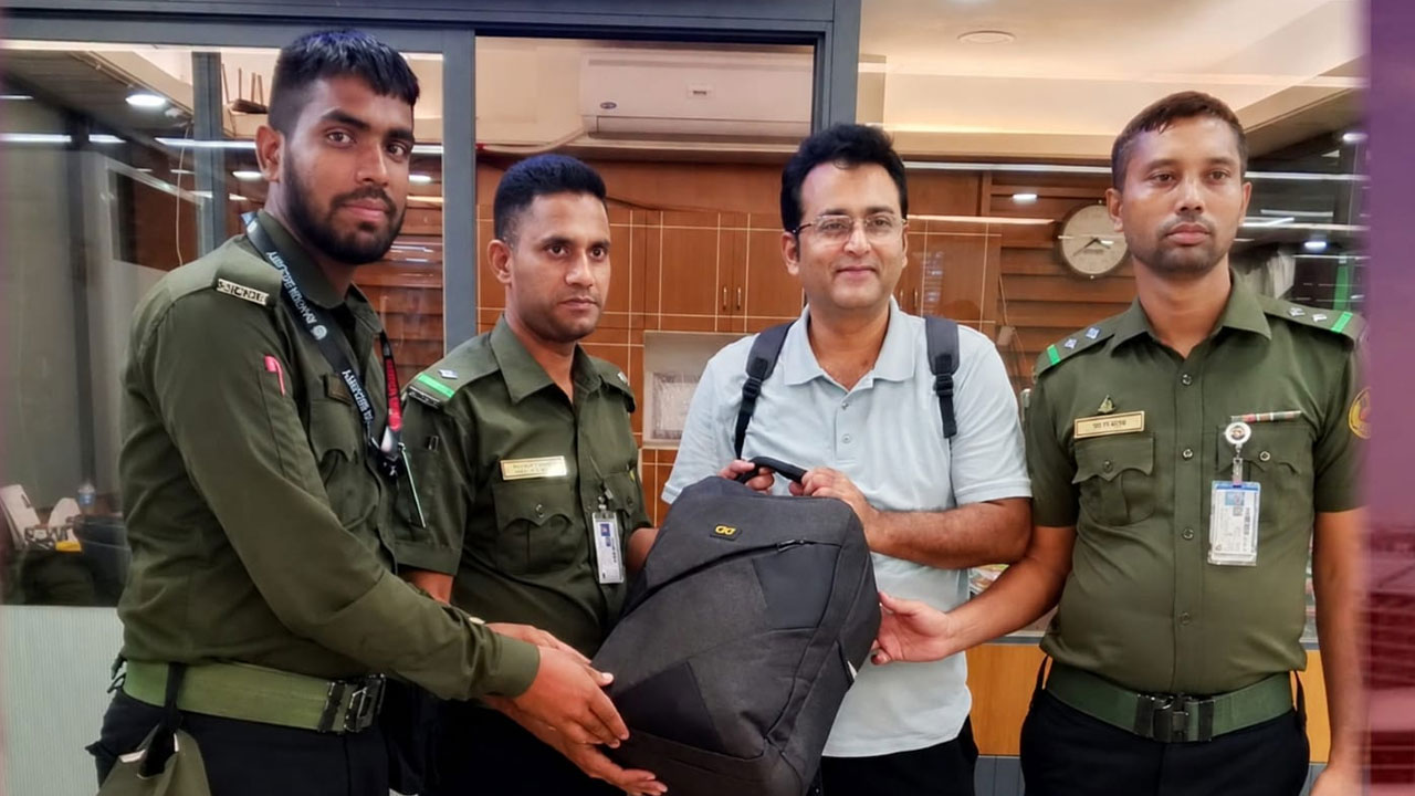 আনসারের তৎপরতায় শাহজালালে হারানো ব্যাগ ফিরে পেলেন প্রবাসী