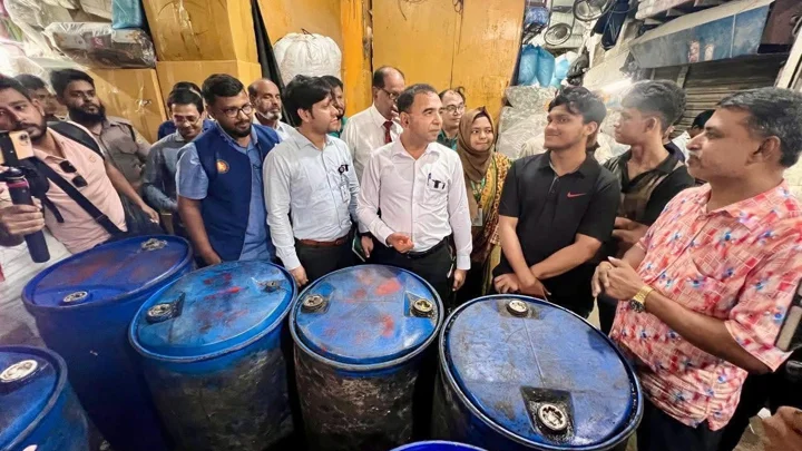 অনিরাপদ ড্রামে ভোজ্যতেল, ২০৪ লিটার ধ্বংস করল ভোক্তা অধিদপ্তর