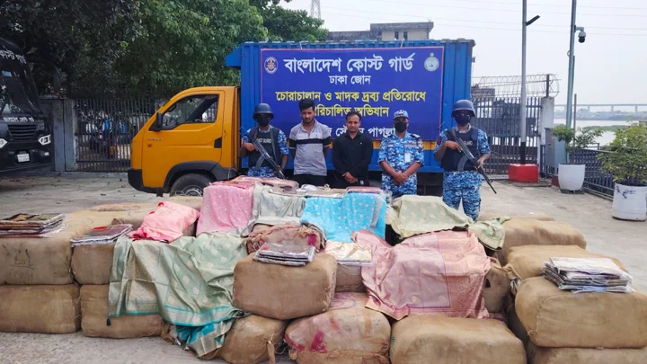 শুল্ক ফাঁকি দিয়ে আনা পৌনে ৫ কোটি টাকার ভারতীয় শাড়ি জব্দ