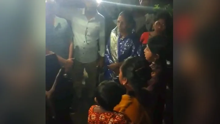 সড়কে গাছ ফেলে ডাকাতি, পূজায় যাওয়ার পথে নারীদের স্বর্ণালংকার লুট