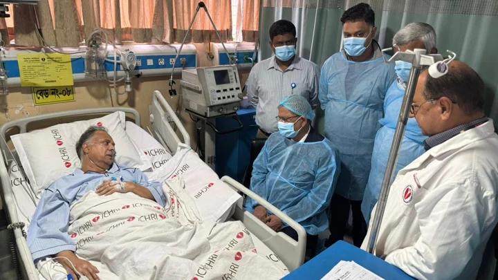 বিদ্যুৎমন্ত্রীকে দেখতে হাসপাতালে রাষ্ট্রপতি
