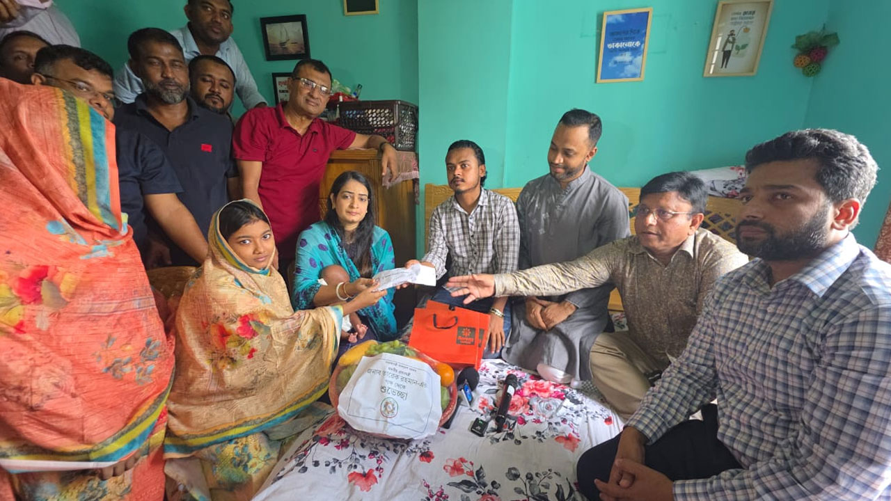 আহত জুলাই যোদ্ধা সুজনের নবজাতক শিশুর জন্য প্রধানমন্ত্রীর উপহার