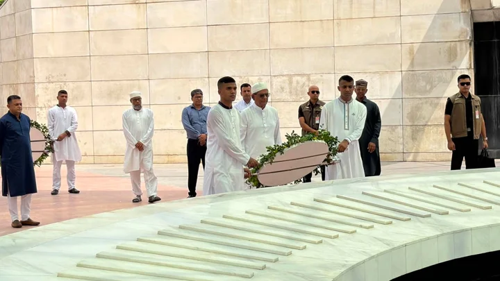 জিয়াউর রহমান ও খালেদা জিয়ার সমাধিতে নতুন রাষ্ট্রপতির শ্রদ্ধা