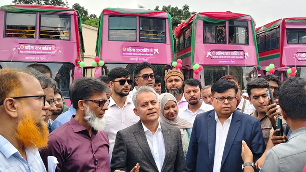 পিংক বাস সার্ভিস উদ্বোধন শেষে ব্রিফ করছেন সড়ক, রেল ও নৌপরিবহনমন্ত্রী শেখ রবিউল আলম।