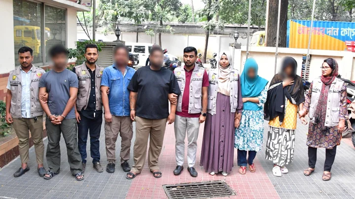 ফেক আইডিতে প্রেম, বাসায় নিয়ে ভিডিও করে ব্ল্যাকমেল করত চক্রটি