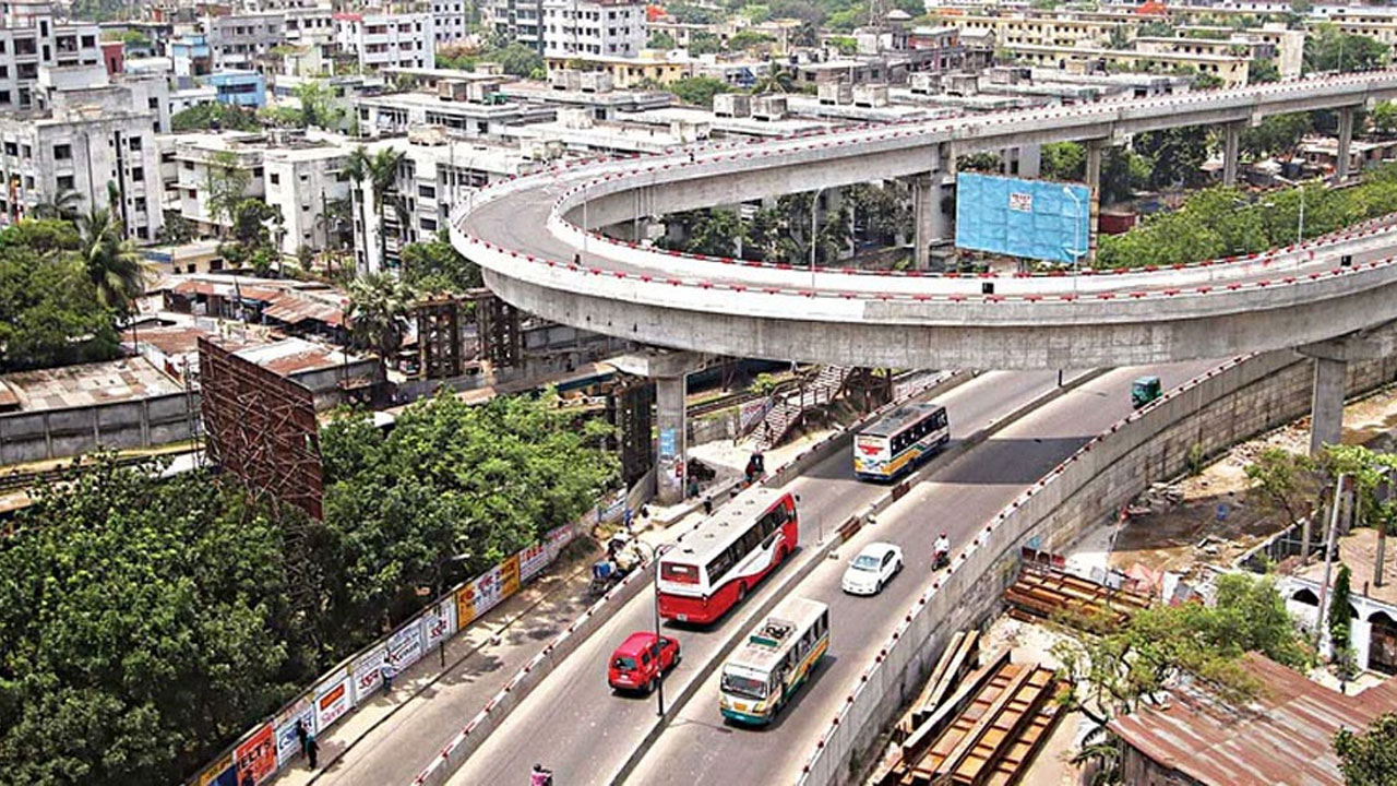 খিলগাঁও ফ্লাইওভারে কাভার্ড ভ্যানের ধাক্কায় প্রাণ গেল মুয়াজ্জিনের