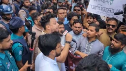 ‘মন্ত্রী হলো অটো পাস, করে শুধু প্রশ্নফাঁস’ স্লোগানে যুব উন্নয়ন অধিদপ্তর ঘেরাও