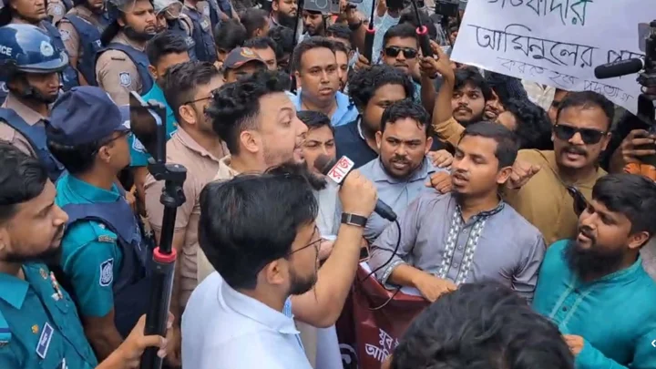 ‘মন্ত্রী হলো অটো পাস, করে শুধু প্রশ্নফাঁস’ স্লোগানে যুব উন্নয়ন অধিদপ্তর ঘেরাও যুবশক্তির