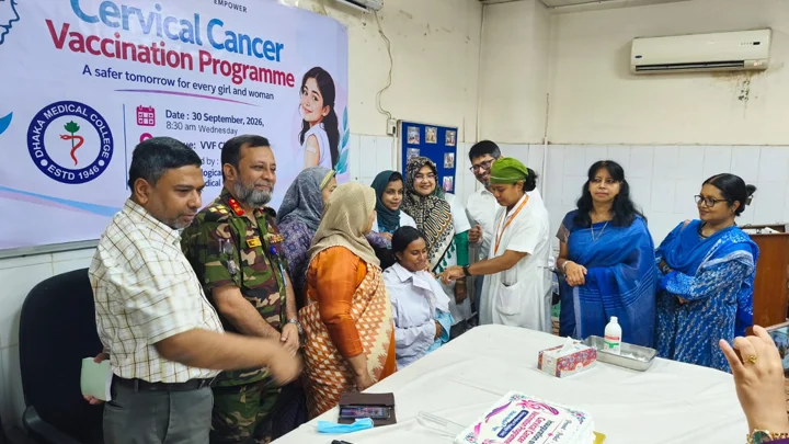 জরায়ুমুখ ক্যানসার প্রতিরোধে ঢামেকে শিক্ষার্থীদের টিকাদান শুরু