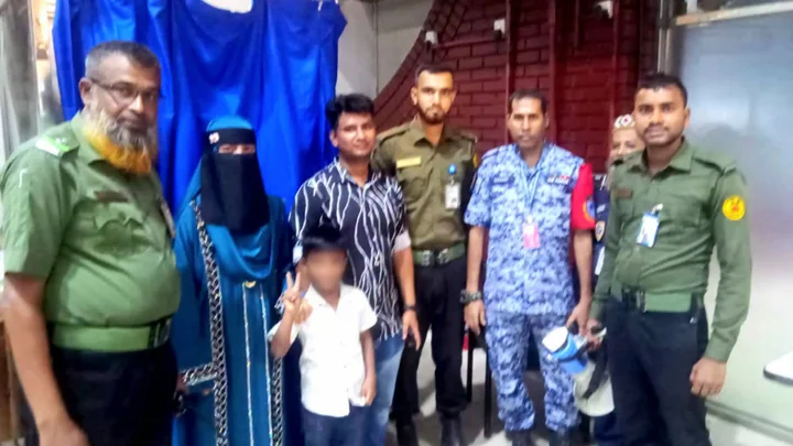 বিমানবন্দরে হারিয়ে যাওয়া ৭ বছরের শিশু উদ্ধারের পর স্বজনদের কাছে হস্তান্তর