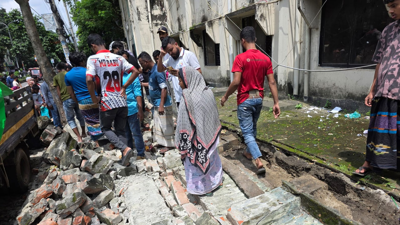 মিরপুরে কলেজের দেয়াল ধসে নারীর মৃত্যু