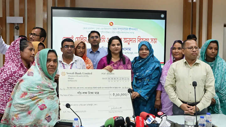 বেদে পল্লীর উন্নয়নে খাসজমি, সেলাই মেশিন ও ৫ লাখ টাকা সহায়তা