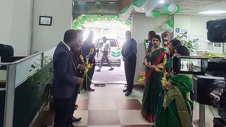 গ্রাহকদের ফুল দিয়ে স্বাগত জানিয়ে টাকা ফেরত দিচ্ছে ন্যাশনাল ব্যাংক