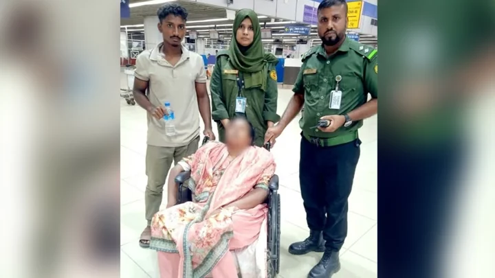 সন্তানকে বিদায় জানাতে এসে বিমানবন্দরে অসুস্থ মা, পাশে দাঁড়ালেন আনসার সদস্যরা