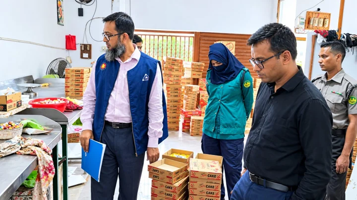 রাজশাহীতে অনুমোদনহীন কেক উৎপাদনকারীকে বিএসটিআইর জরিমানা