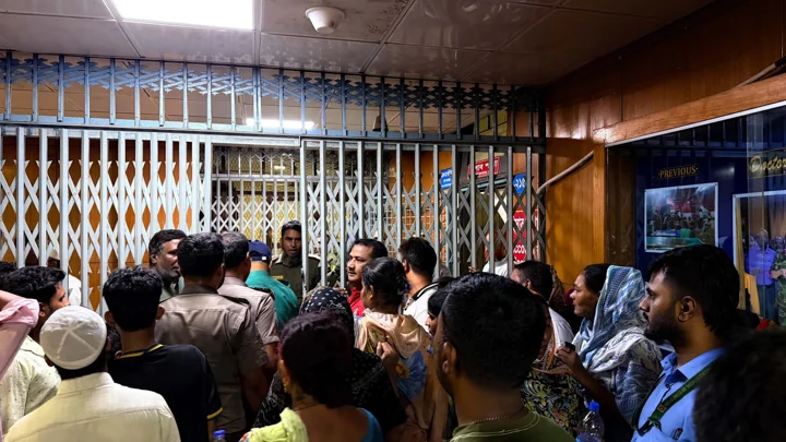 মিটফোর্ড হাসপাতালের পরিচালকের পদত্যাগ দাবিতে বিক্ষোভ