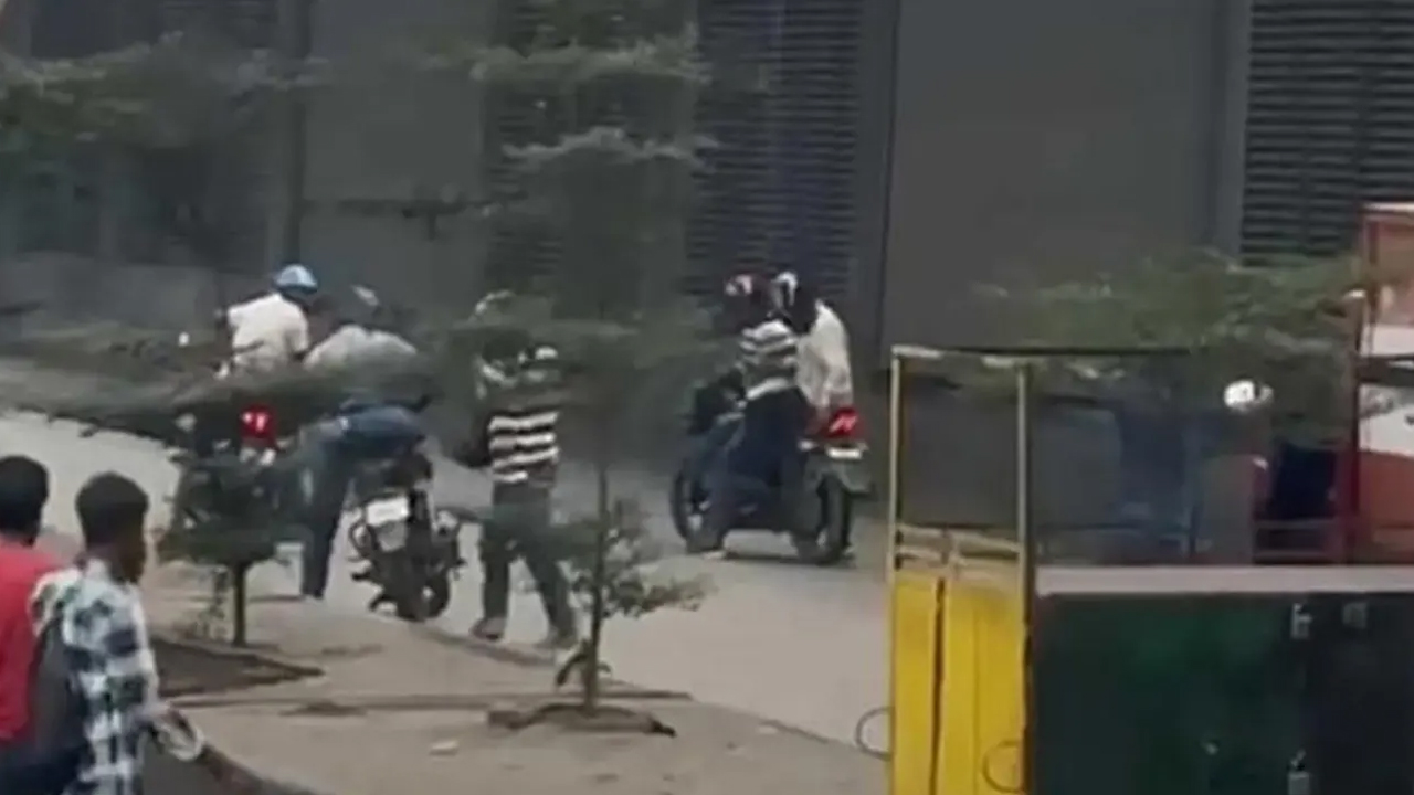 পেট্রোল পাম্পে ছিনতাই: অস্ত্র, গুলি ও নগদ টাকাসহ গ্রেপ্তার ৫