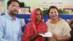 উপহার নিয়ে বেদেপল্লিতে ডিসি ফরিদা, দিলেন সহযোগিতার আশ্বাস