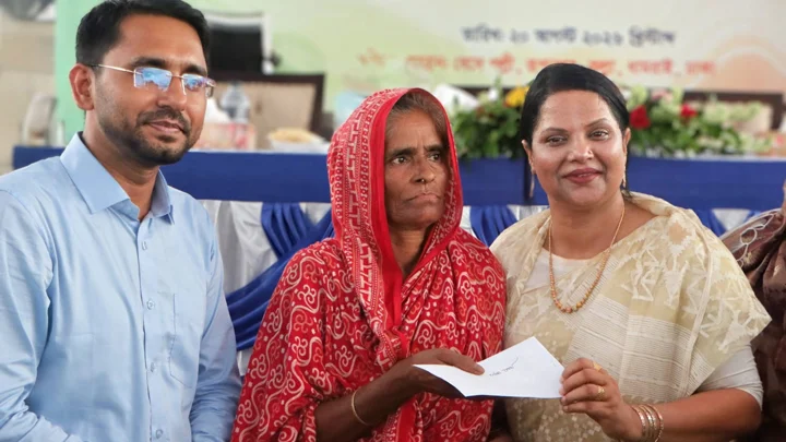 উপহার নিয়ে বেদেপল্লিতে ডিসি ফরিদা, দিলেন সহযোগিতার আশ্বাস