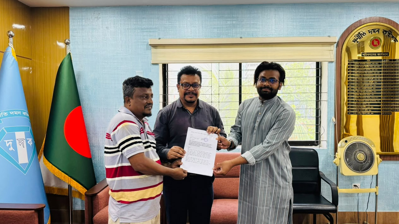 দুদক সচিব মো. সাইদুর রহমান খানের কাছে আবেদন জমা দিচ্ছে রাষ্ট্রসংলাপ ফোরাম (এসডিএফ)। ছবি: এসডিএফের সূত্রে পাওয়া