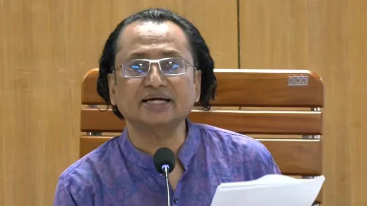 রাজধানীতে কিছুটা লোডশেডিং মেনে নিতে হবে: তথ্য উপদেষ্টা