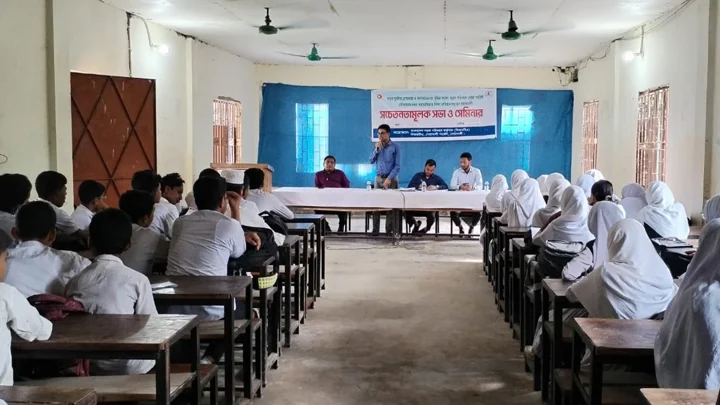 নোয়াখালীতে সড়ক নিরাপত্তা নিয়ে শিক্ষার্থী-অভিভাবকদের সচেতনতামূলক সভা