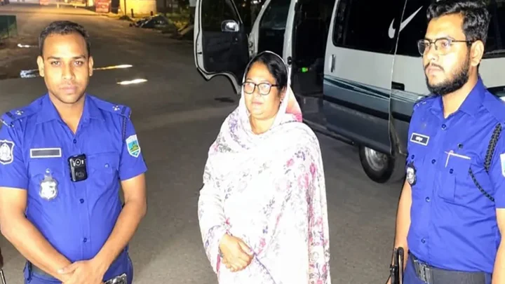 ভারত যাওয়ার সময় যুব মহিলা লীগের নেত্রী আটক